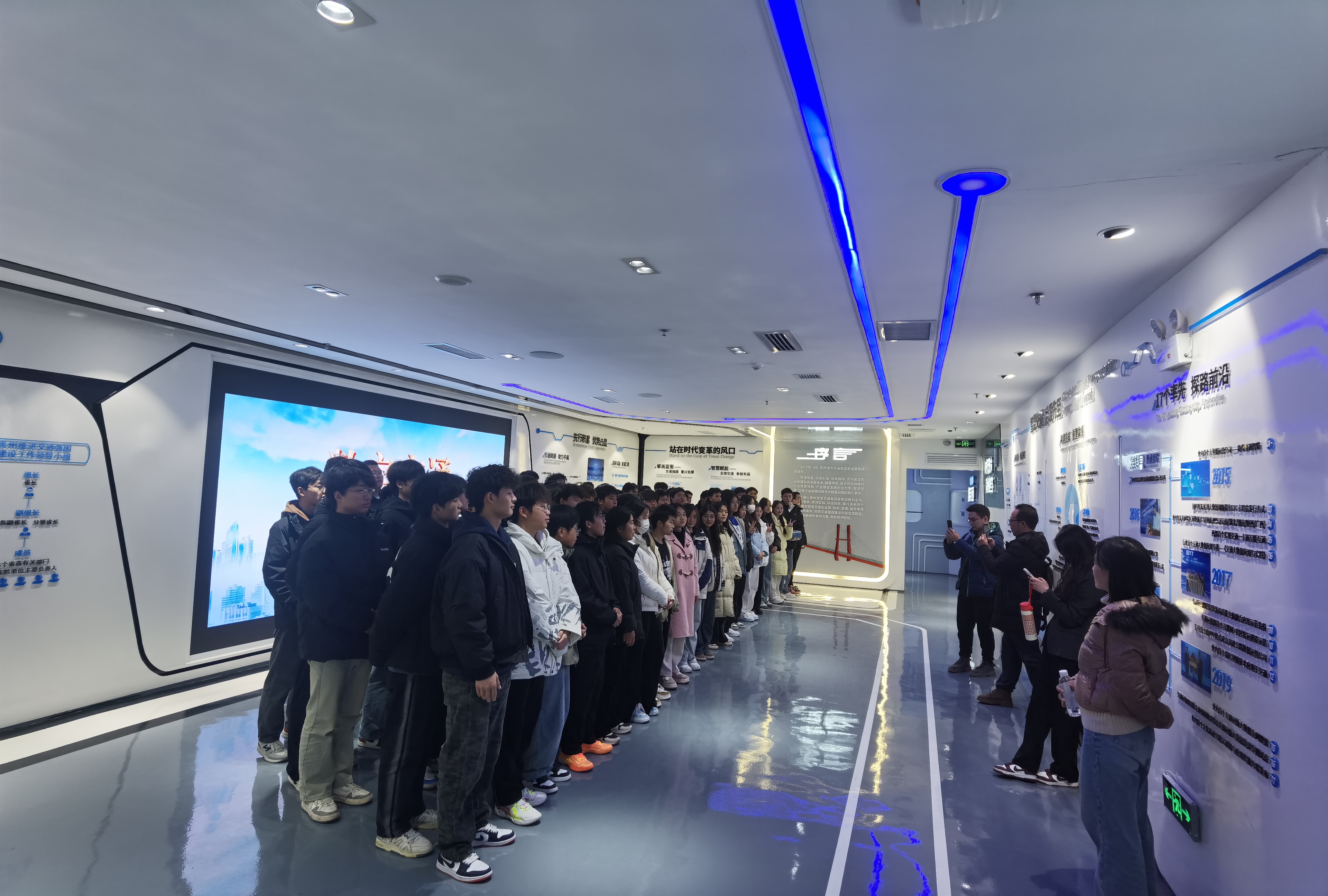 貴州交通職業(yè)大學(xué)路橋系師生走進(jìn)貴州省數(shù)字交通創(chuàng)新基地參觀(guān)學(xué)習(xí)
