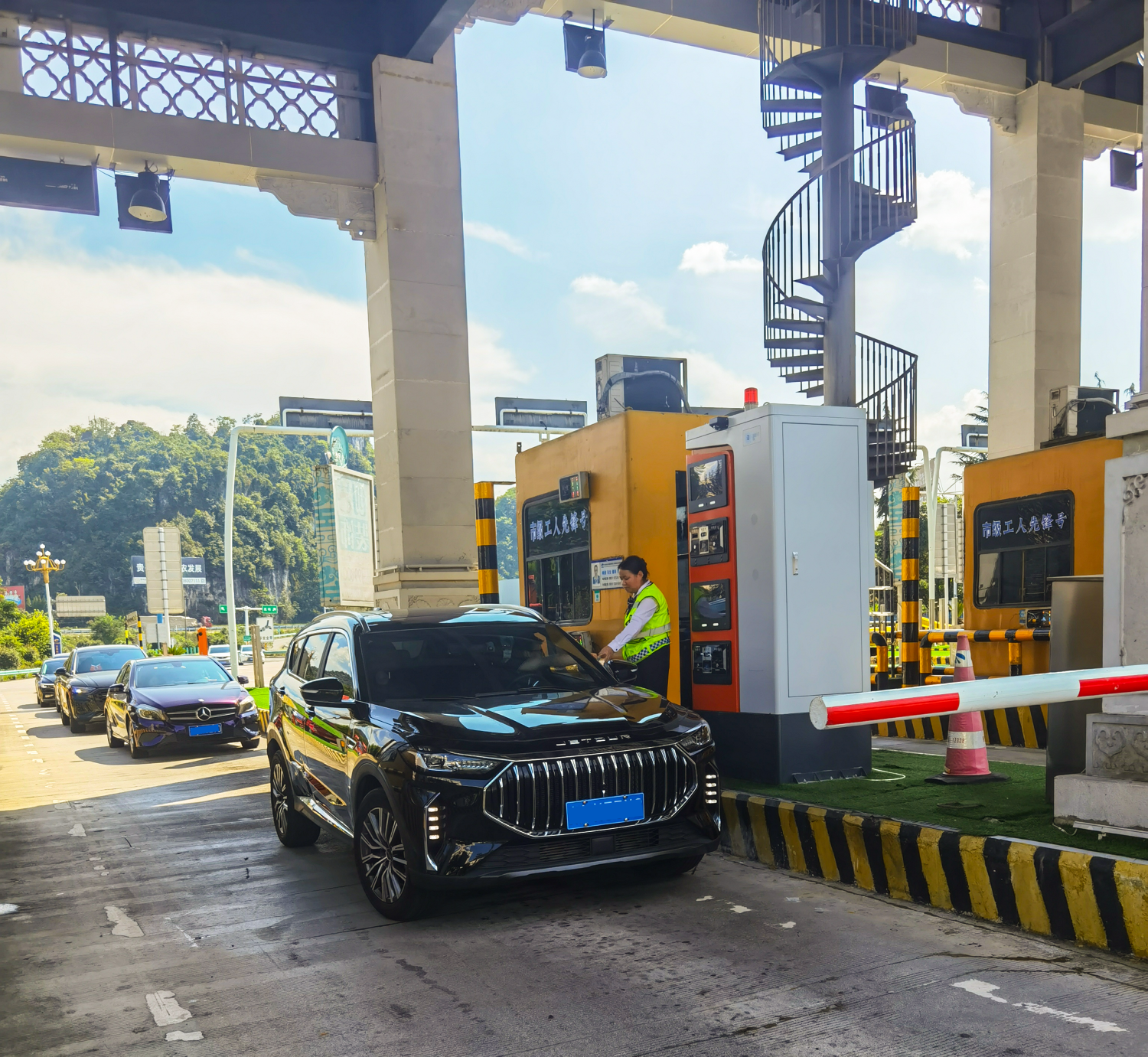 無(wú)人值守車(chē)道在安順南、崗烏收費(fèi)站正式投入使用